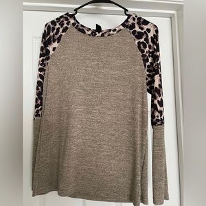Small leopard sleeve shirt